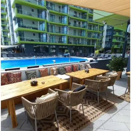 Pool & - Langa Plaja